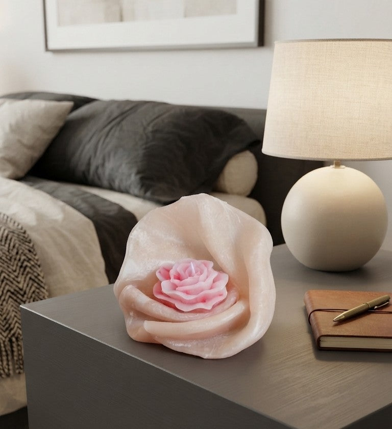 Handgemaakte roos kaars in decoratieve vorm