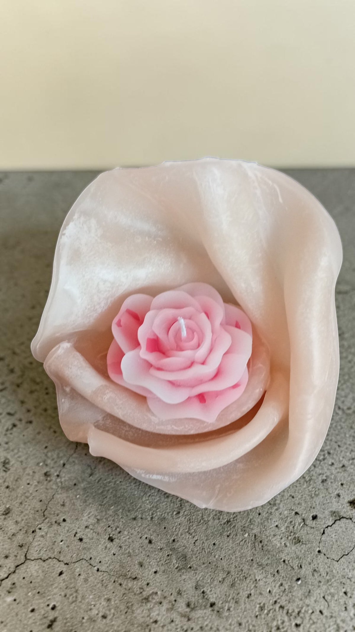 Handgemaakte roos kaars in decoratieve vorm