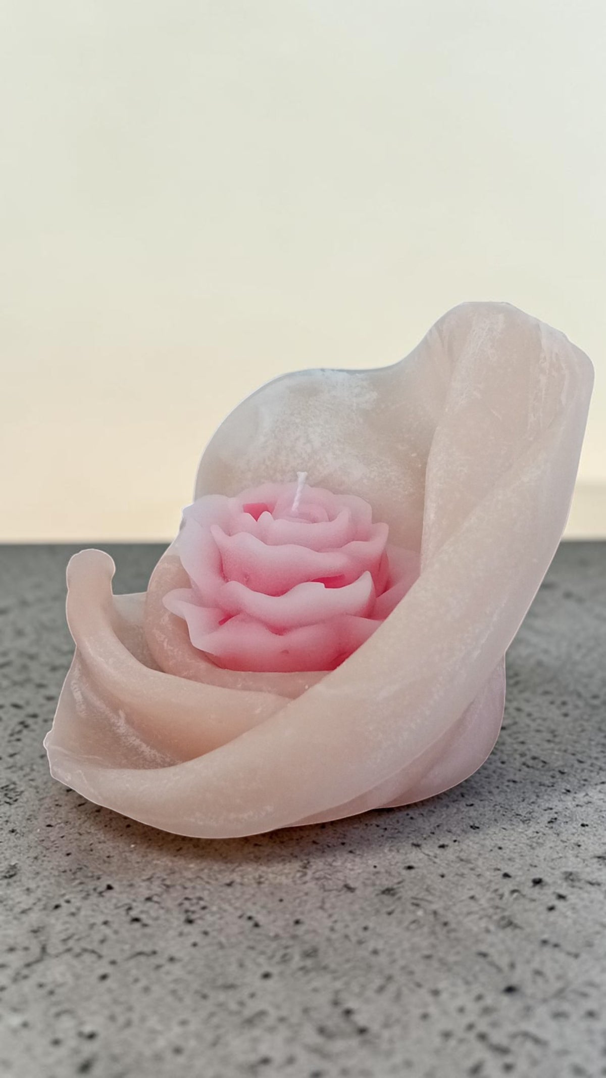 Handgemaakte roos kaars in decoratieve vorm