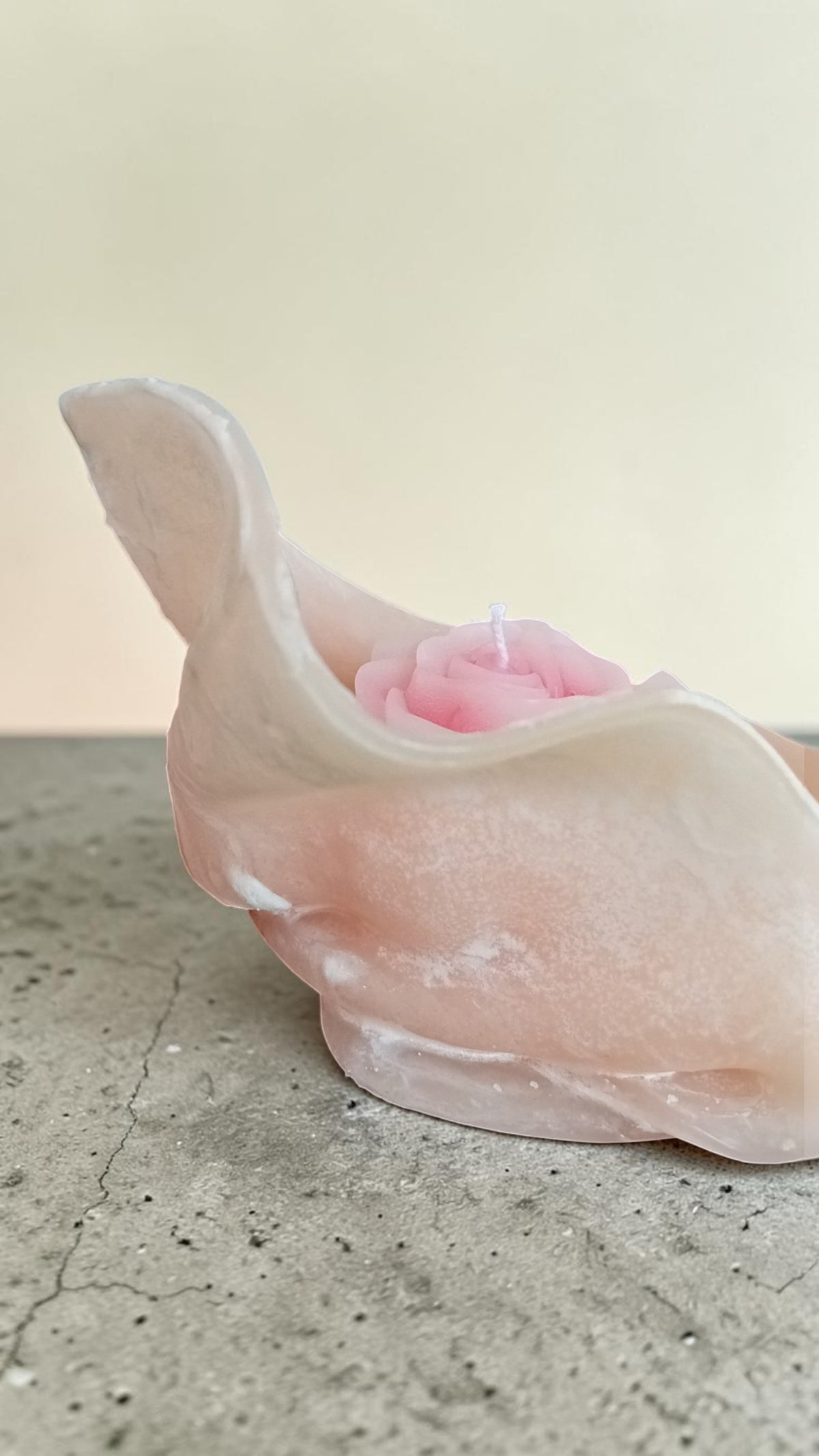 Handgemaakte roos kaars in decoratieve vorm